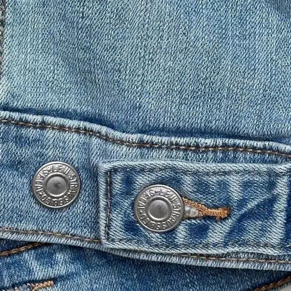 Levi's Women's Original Trucker Jacket, Light Wash (Jeanie), Size Large - Picture 6 of 10